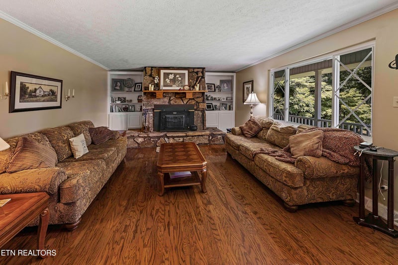8452 Carr Ln, Knoxville, TN 37938