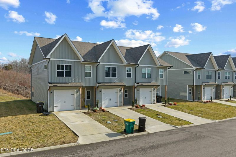 8456 Whisper Ln, Powell, TN 37849