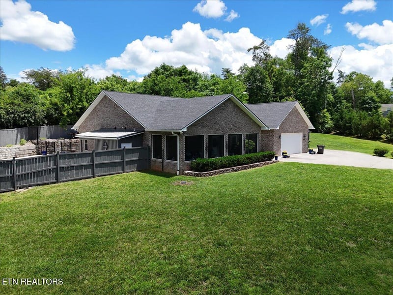 846 Quietlands Dr, Maryville, TN 37801