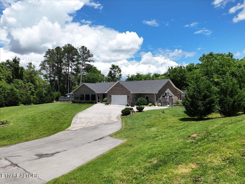 846 Quietlands Dr, Maryville, TN 37801