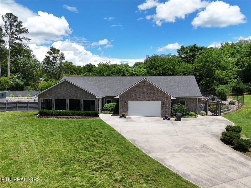 846 Quietlands Dr, Maryville, TN 37801
