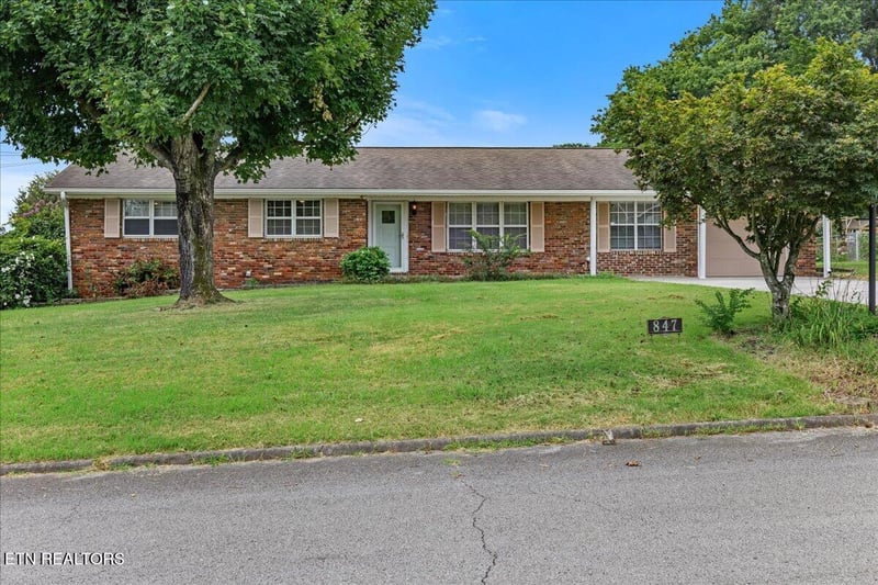 847 Calloway Cir, Lenoir City, TN 37772