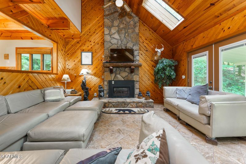 848 E Highland Dr, Gatlinburg, TN 37738