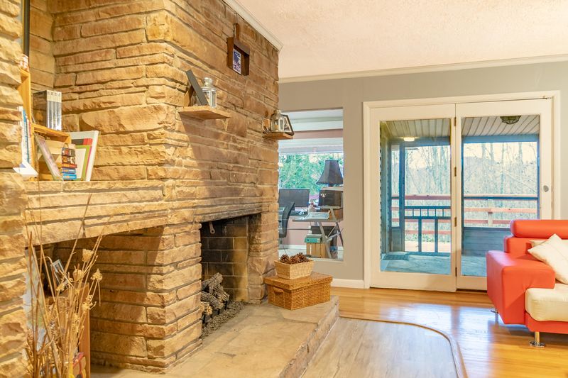 850 W Outer Dr, Oak Ridge, TN 37830