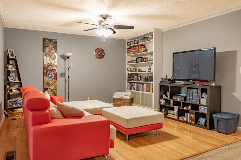 850 W Outer Dr, Oak Ridge, TN 37830
