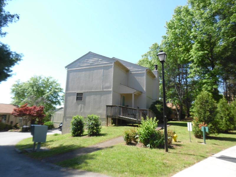 8500 Olde Colony Tr #Apt 9, Knoxville, TN 37923