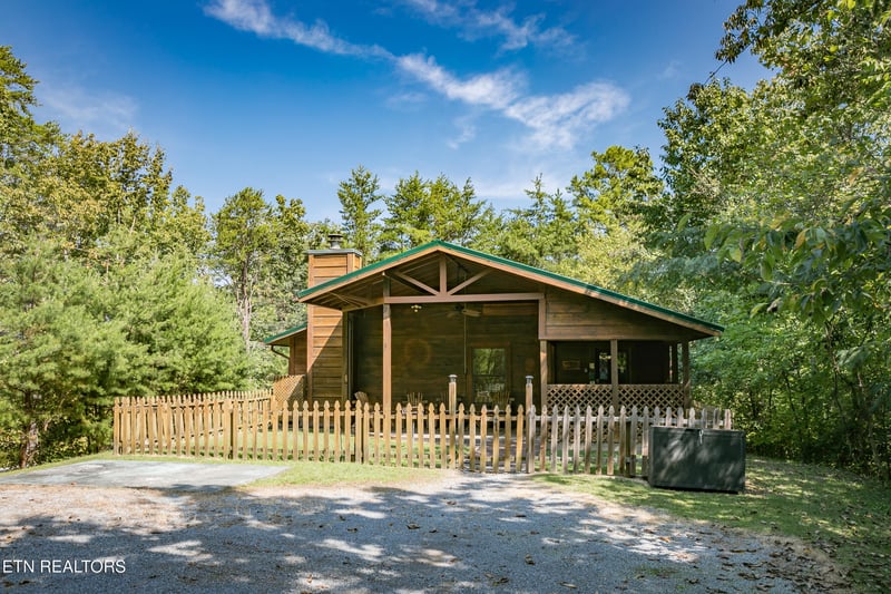 853 Lloyd Huskey Rd, Pigeon Forge, TN 37863