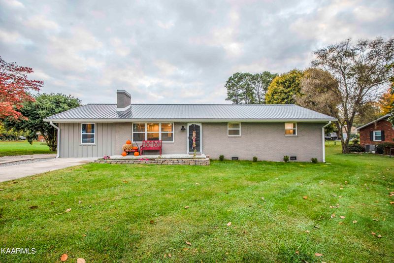 855 Spring Rd, Lenoir City, TN 37771