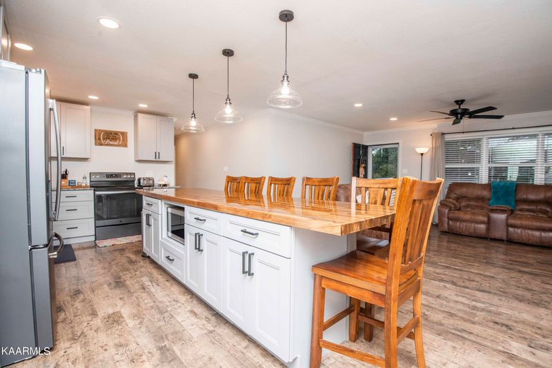 855 Spring Rd, Lenoir City, TN 37771