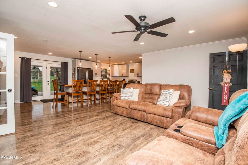 855 Spring Rd, Lenoir City, TN 37771