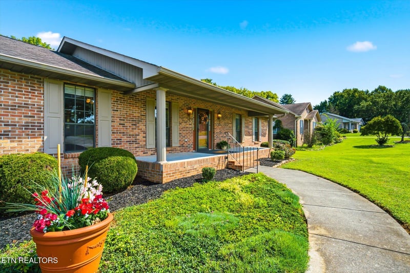855 Westgate Dr, Alcoa, TN 37701