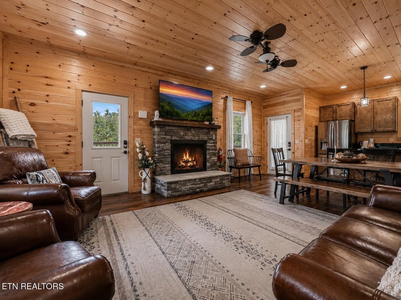 856 Crest View Dr, Gatlinburg, TN 37738