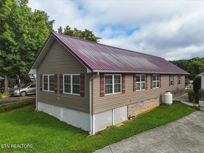 856 Peacock Ridge Dr, Townsend, TN 37882