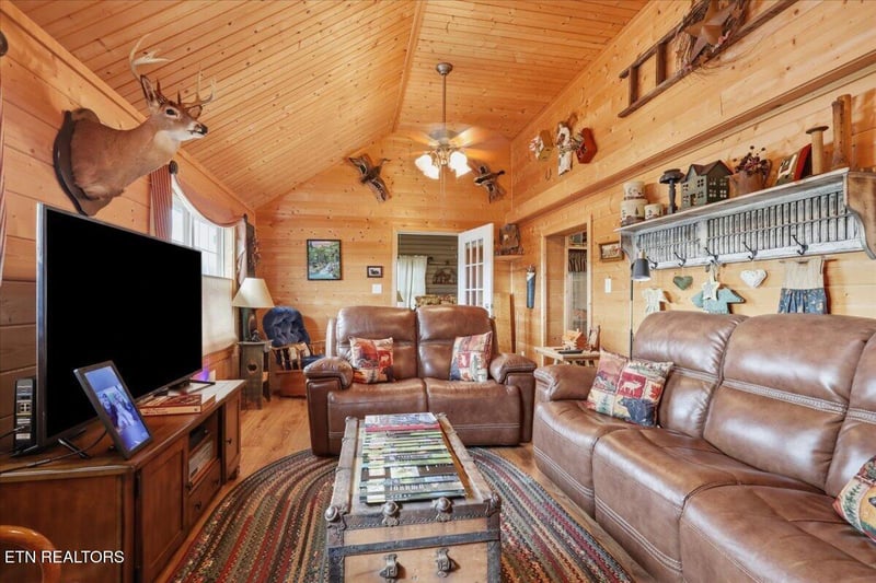 856 Peacock Ridge Dr, Townsend, TN 37882