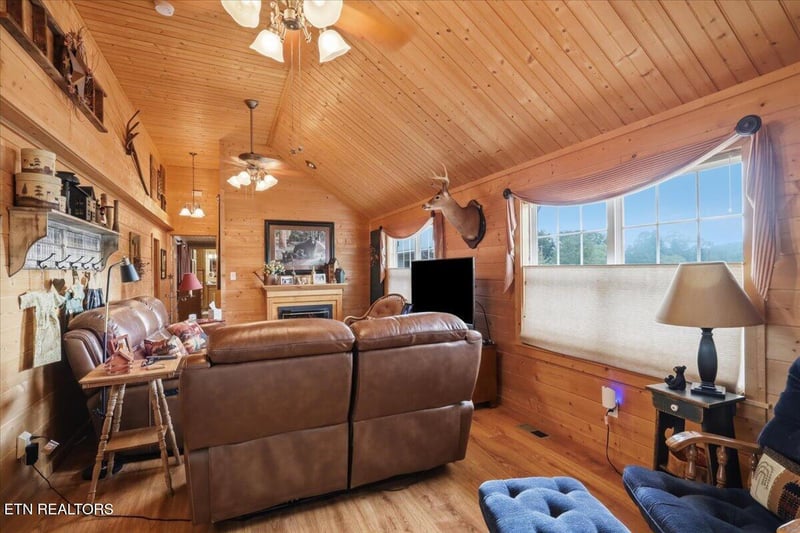 856 Peacock Ridge Dr, Townsend, TN 37882