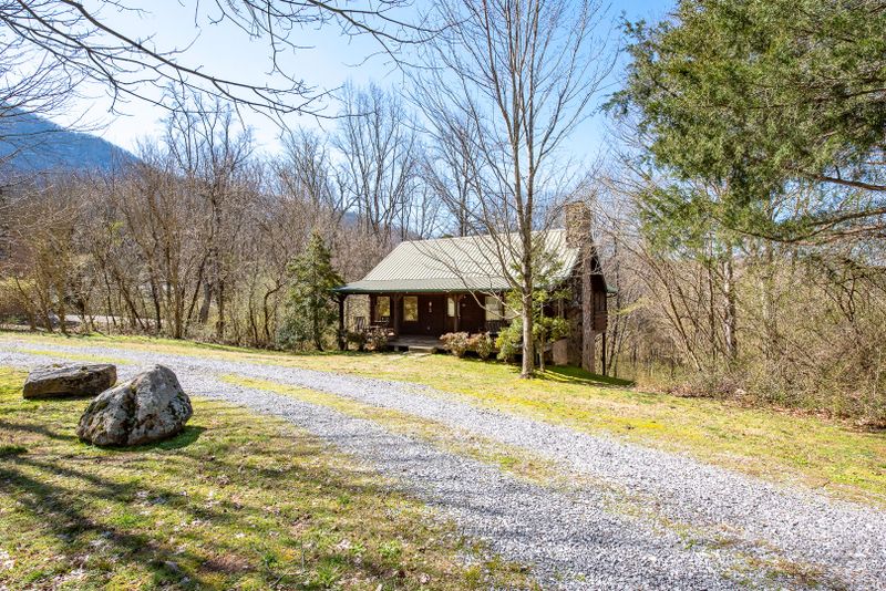 858 Dry Valley, Townsend, TN 37882