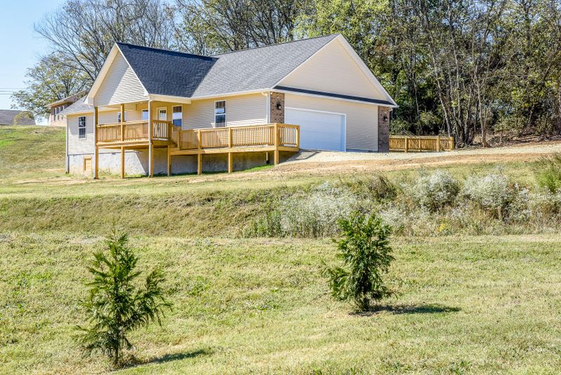 859 Quietlands Dr, Maryville, TN 37801