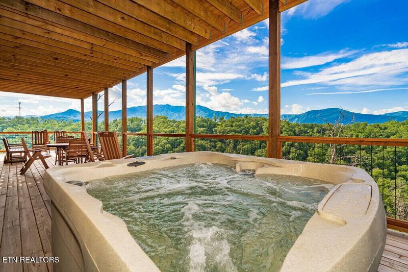 859 Sourwood Dr, Gatlinburg, TN 37738