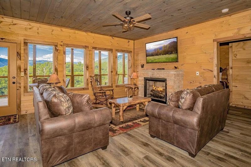 859 Sourwood Dr, Gatlinburg, TN 37738