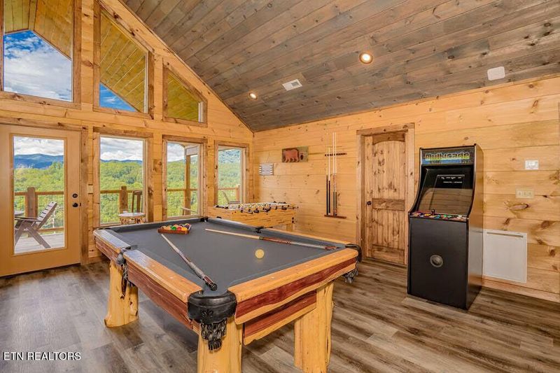 859 Sourwood Dr, Gatlinburg, TN 37738