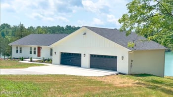 860 Shawnee Dr, Jacksboro, TN 37757