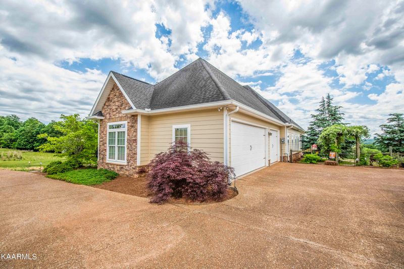 8601 Dry Ridge Rd, Loudon, TN 37774