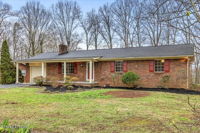 861 Forest Heights Cir, Lenoir City, TN 37772