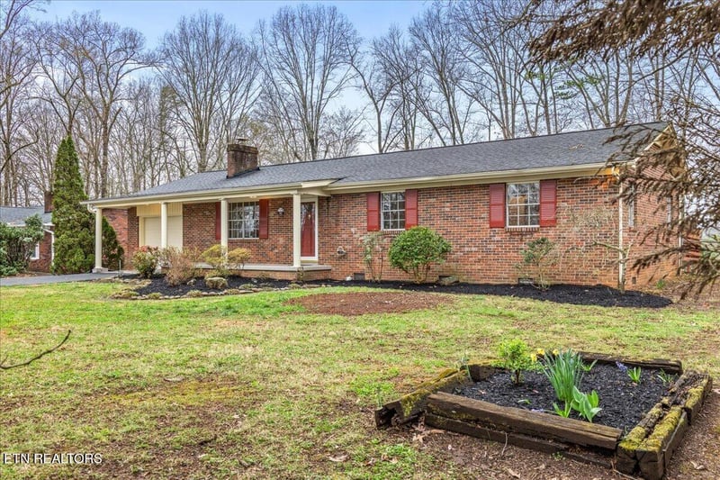 861 Forest Heights Cir, Lenoir City, TN 37772
