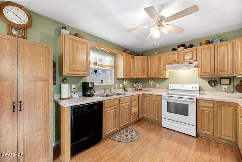 861 Sugar Loaf Rd, Sevierville, TN 37876