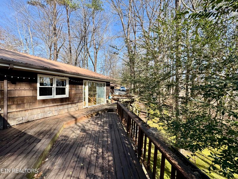 861 W Outer Dr, Oak Ridge, TN 37830