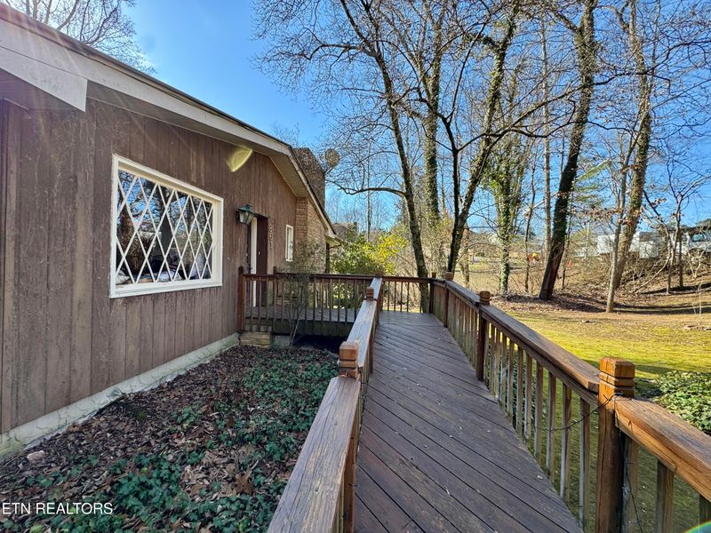 861 W Outer Dr, Oak Ridge, TN 37830