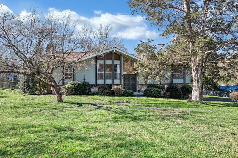 8612 Springfield Dr, Knoxville, TN 37923