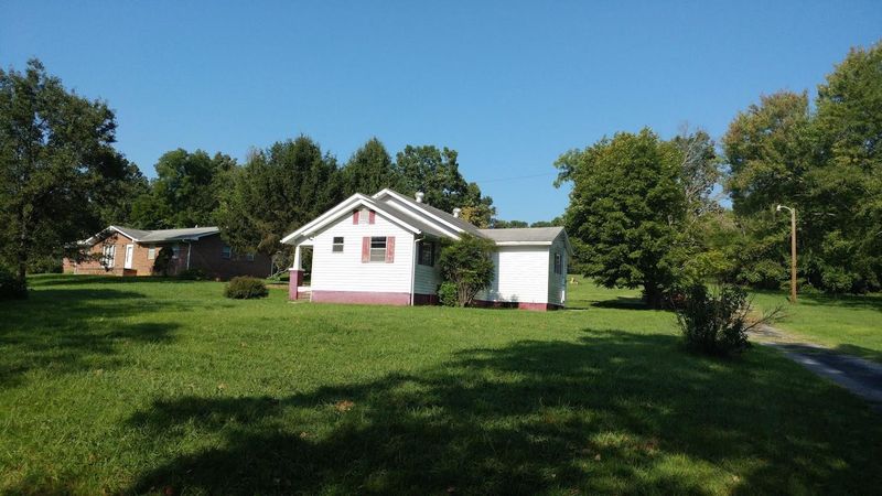 8613 Three Points Rd, Knoxville, TN 37924