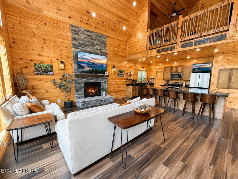 862 Crest View Dr, Gatlinburg, TN 37738