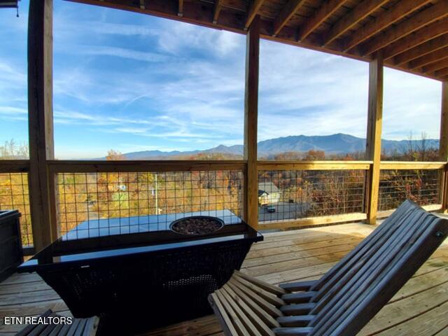 862 Sourwood Dr, Gatlinburg, TN 37738