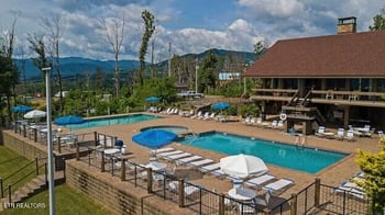 862 Sourwood Dr, Gatlinburg, TN 37738