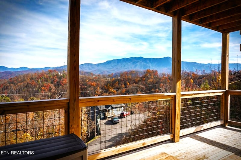 862 Sourwood Dr, Gatlinburg, TN 37738