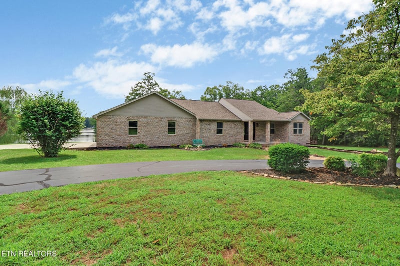 8621 Cherokee Tr, Crossville, TN 38572