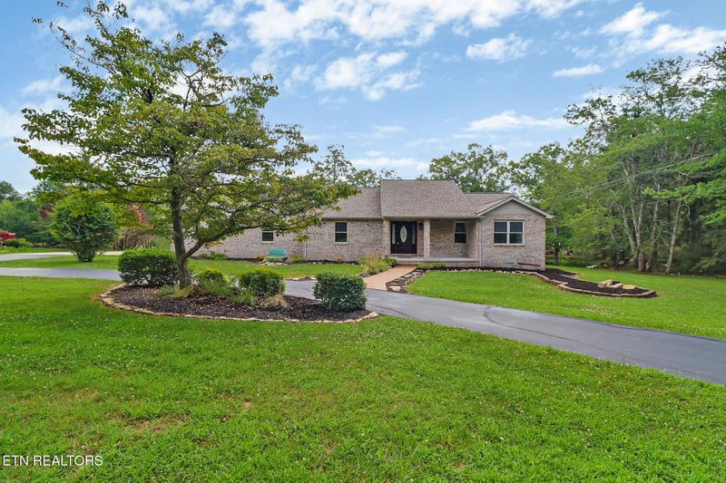 8621 Cherokee Tr, Crossville, TN 38572