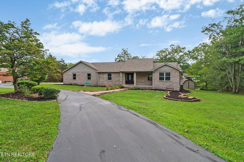 8621 Cherokee Tr, Crossville, TN 38572