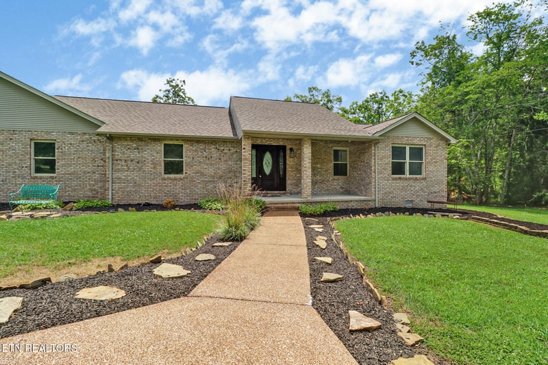 8621 Cherokee Tr, Crossville, TN 38572
