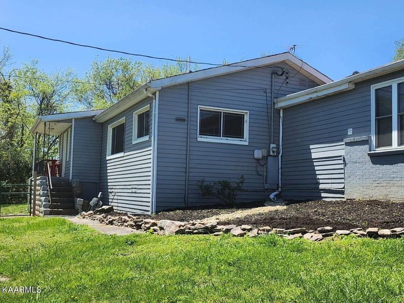 8621 Three Points Rd, Knoxville, TN 37924