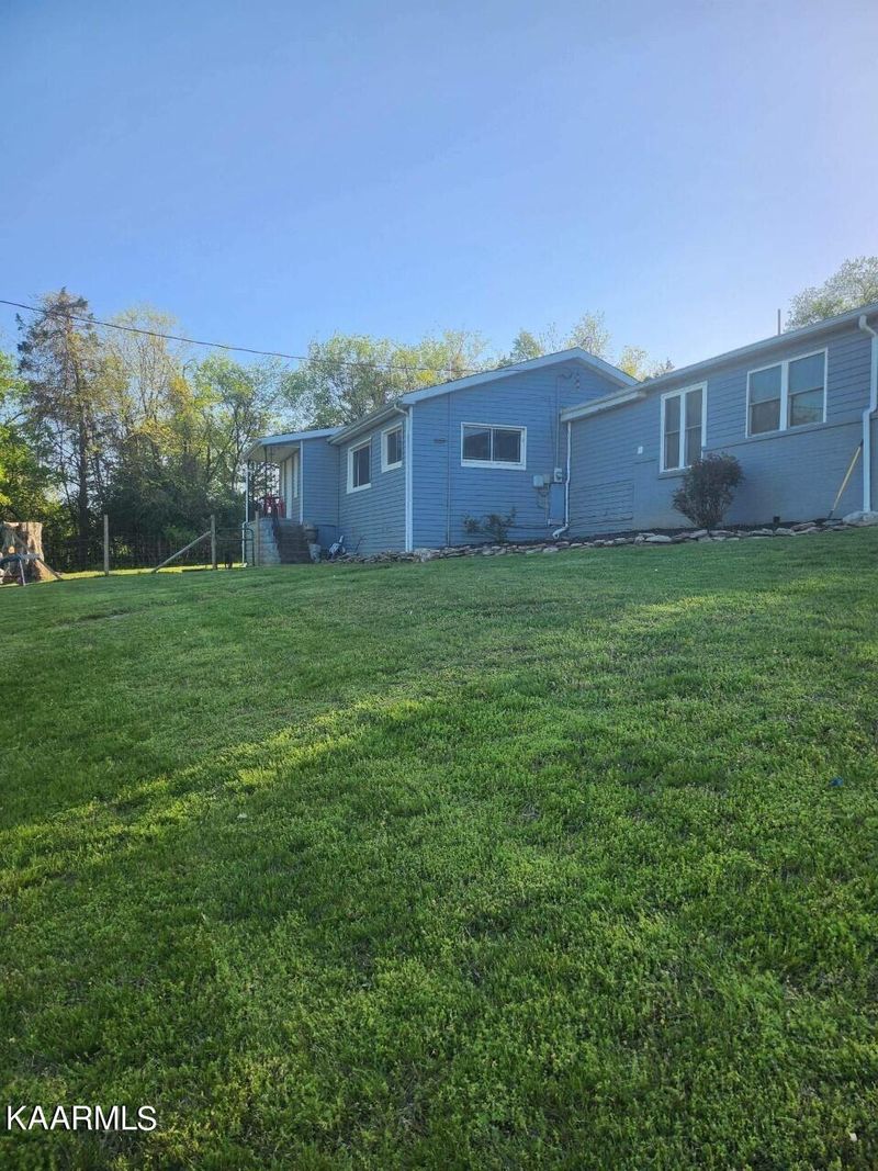 8621 Three Points Rd, Knoxville, TN 37924