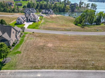 863 Castaway Ln, Lenoir City, TN 37772