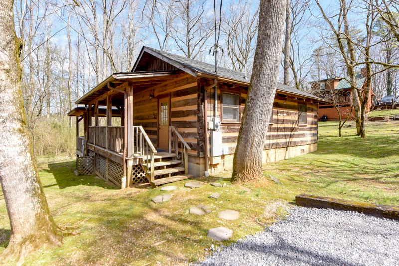 863 Dry Valley Rd, Townsend, TN 37882