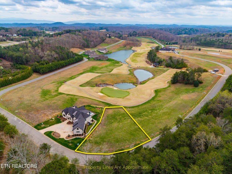 865 Navigator Dr, Lenoir City, TN 37772