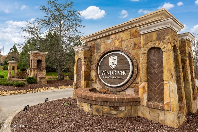 865 Navigator Dr, Lenoir City, TN 37772