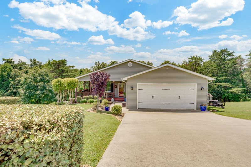 865 River Cliff Dr, Kodak, TN 37764