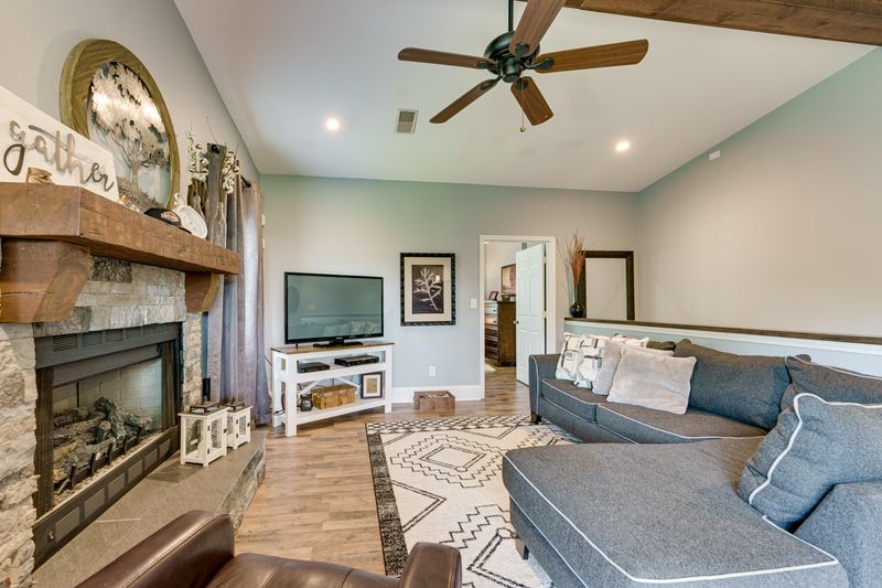 865 River Cliff Dr, Kodak, TN 37764