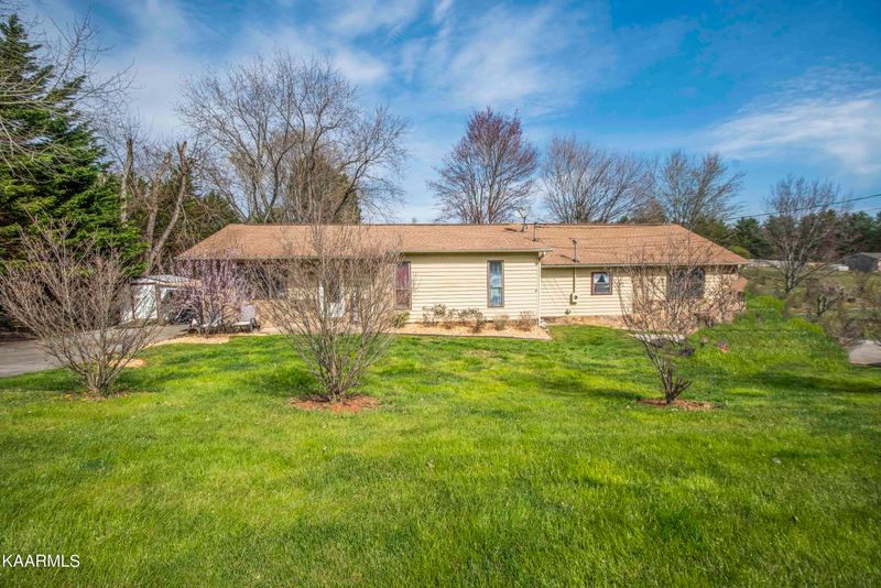 8657 Old Midway Rd, Lenoir City, TN 37772